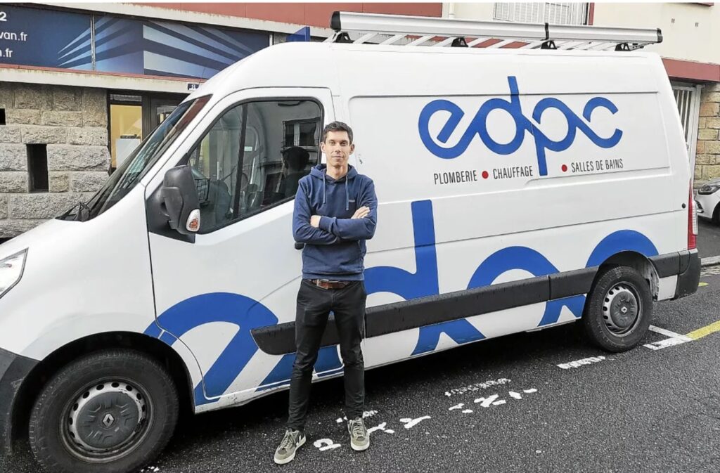 Étienne devant un véhicule EDPC à Brest